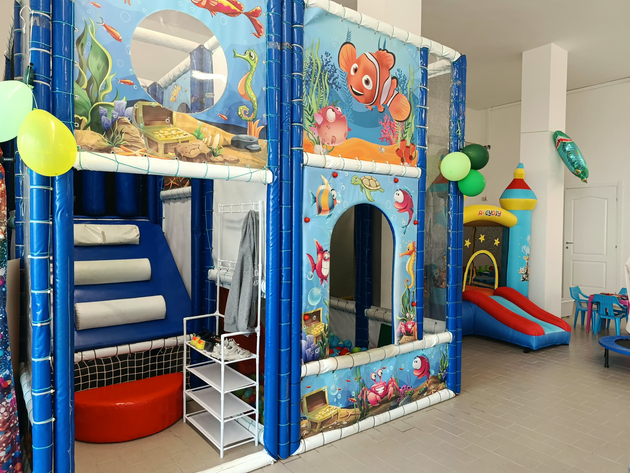 Playground al coperto con percorsi, vasca di palline e gonfiabile